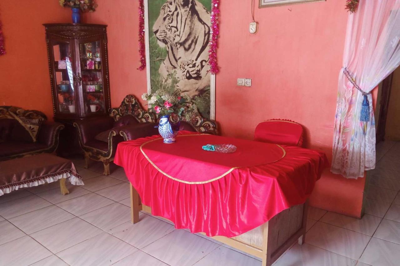 Express O 92251 Jaya Kusuma Homestay Jambi Buitenkant foto